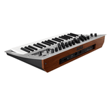 Der Korg minilogue ist ein 4-stimmiger polyphoner analoger Synthesizer, der satten Analogsound, einen integrierten 16-Schritt-Sequenzer und ein schlankes, robustes Design aus Aluminium und Holz bietet – perfekt für Studio oder Bühne.